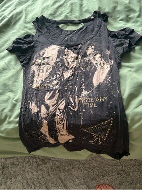 Guess Women's Black Graphic Short Sleeve Tee with Beige Print